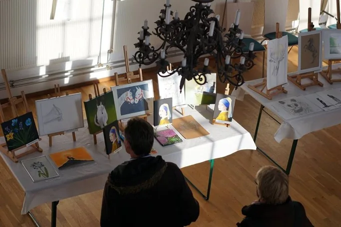 Bezoekers bij tekeningen en schilderijen, expositie 2016