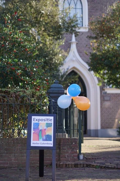 Ingang van de expositieruimte met affiche en ballonnen, 2016
