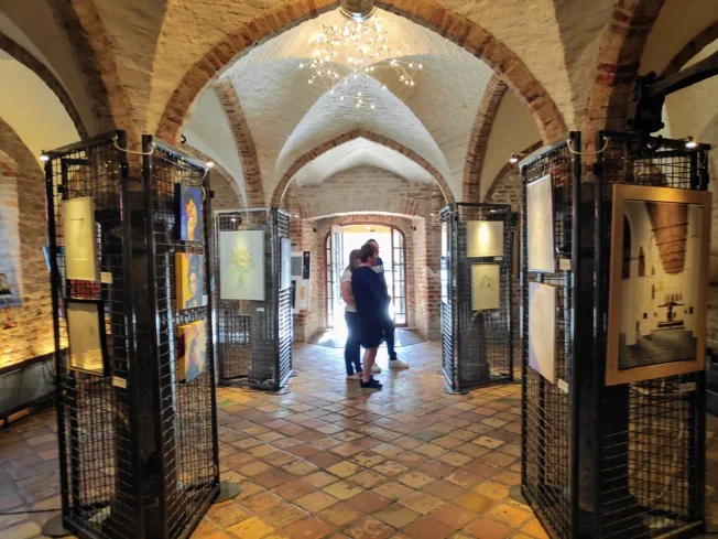 Bezoekers bekijken schilderijen in het oude stadhuis, expositie 2018