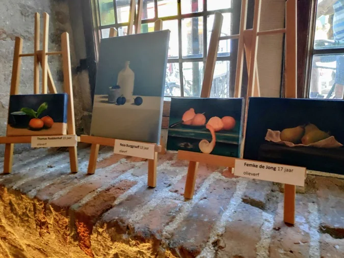 Gang van het oude stadhuis met schilderijen, expositie 2018