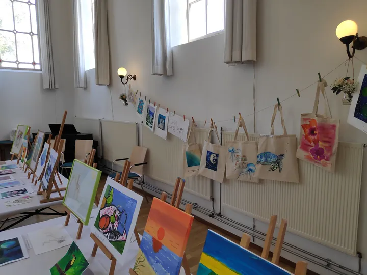 Ezel met kinderwerk tijdens de expositie in 2024