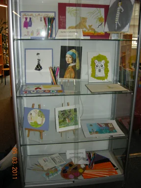 Vitrine met werk van de kindertekencursus