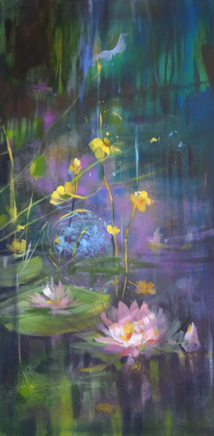 Aquarel met waterlelies en bloemen in blauwe, groene en paarse tinten
