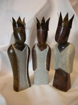 Beeld van twee figuren met kronen, gebeeldhouwd uit natuursteen