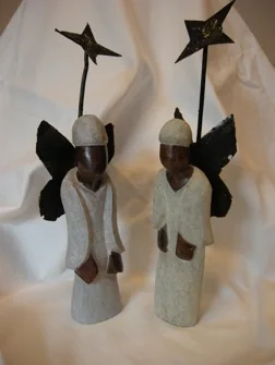 Beeld van twee gevleugelde figuren, gebeeldhouwd uit natuursteen
